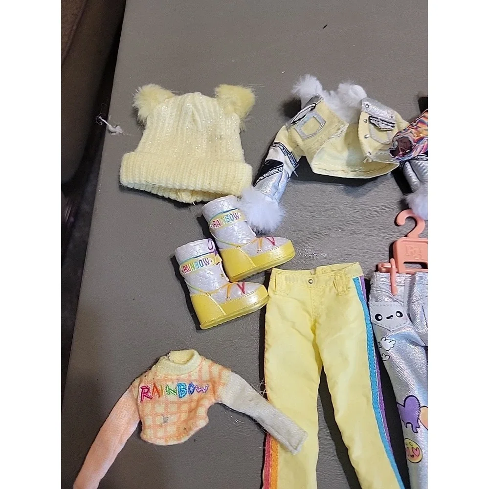 Rainbow High Winter Break Sunny Madison replacement outfits accessories